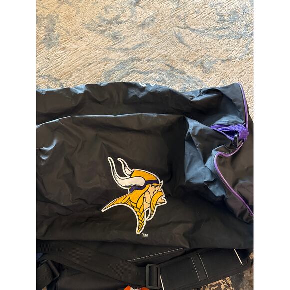 Minnesota Vikings vintage duffle bag. Stain on inside bag - Picture 1 of 3